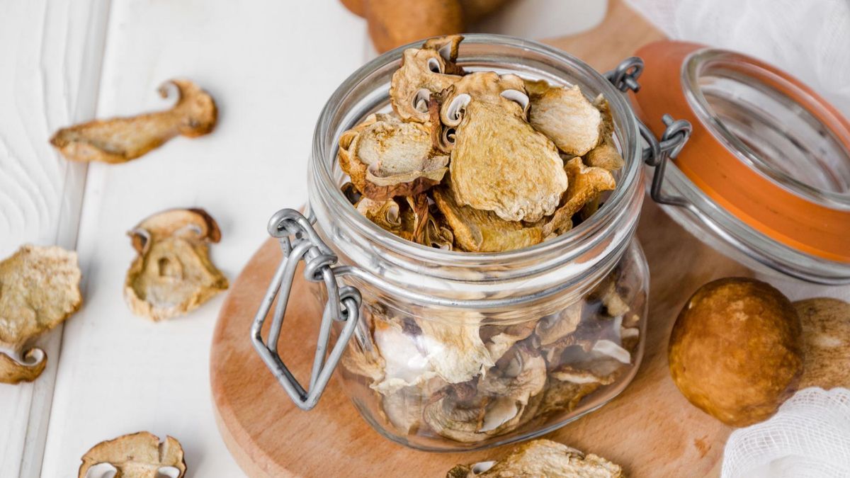 Suszone grzyby należy przechowywać w szczelnie zamkniętym pojemniku.