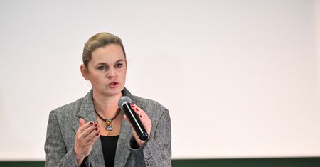 Lawina skarg do Nowackiej. Potężne kontrowersje w szkołach