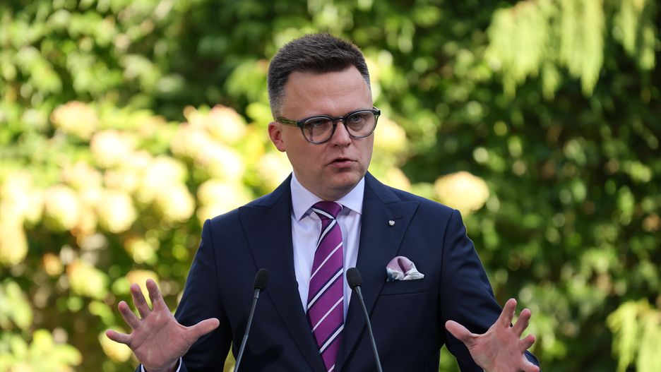 Warszawa, 24.09.2024. Marszałek Sejmu Szymon Hołownia podczas konferencji prasowej w ogrodach sejmowych w Warszawie, 24 bm. Konferencja dotyczyła zmian w porządku dziennym najbliższego posiedzenia Sejmu w związku z powodzią w południowo-zachodniej Polsce. (amb) PAP/Paweł Supernak
