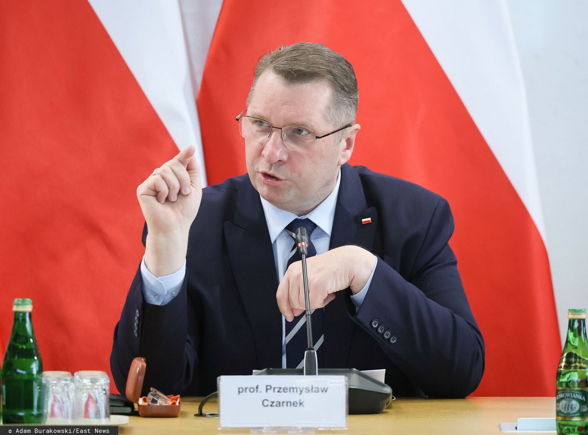 Najpierw dzieci, potem mieszkania? PiS broni Czarnka i szykuje program dla młodych