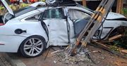 Groźny poranek w Zakopanem. Jaguar wbił się w betonowy słup i budynek. Kierowca z pasażerem zwiali