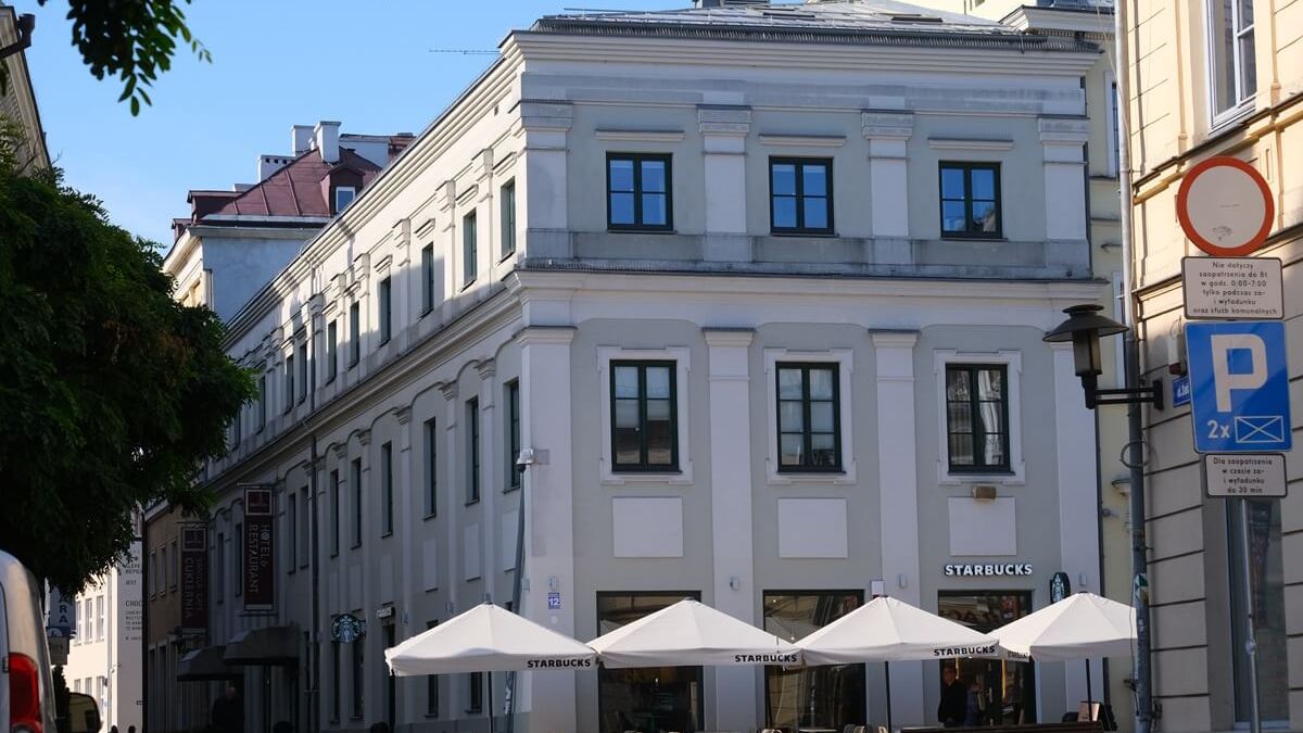 Zabytkowa kamienica przy ul. Krakowskie Przedmieście 12