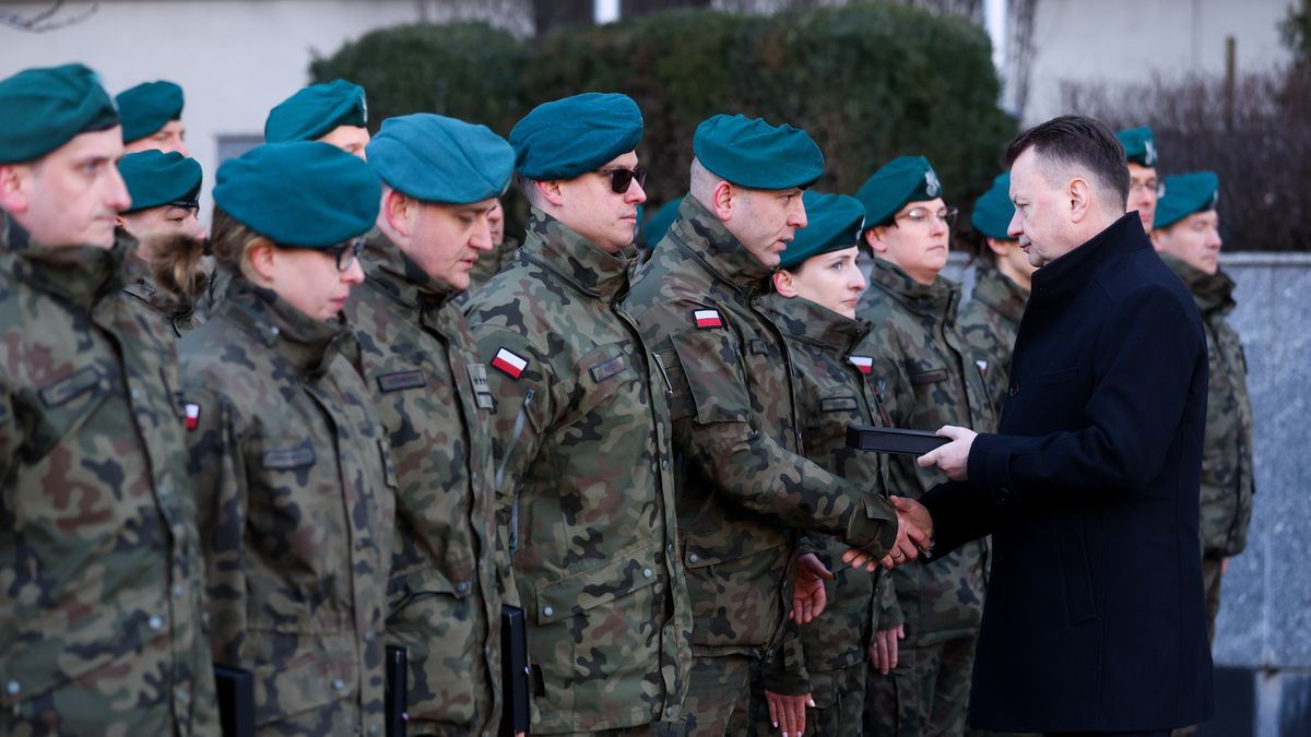 Warszawa, 01.03.2023. Wicepremier, minister obrony narodowej Mariusz Błaszczak (2P) podczas inauguracji kolejnej edycji akcji honorowego krwiodawstwa "SpoKREWnieni służbą", 1 bm. przed siedzibą Ministerstwa Obrony Narodowej w Warszawie. (sko) PAP/Rafał Guz