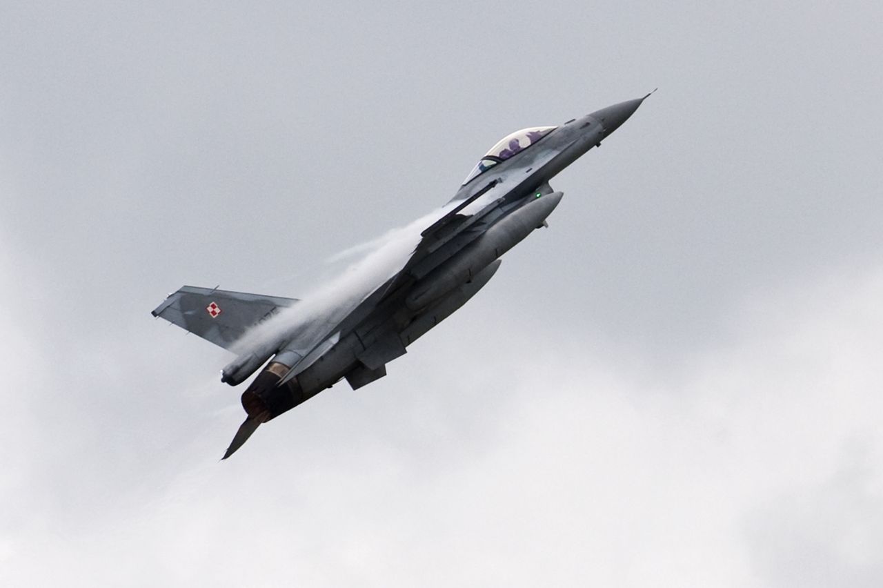 Poderwano polskie F-16. Maszyny towarzyszyły "latającej fortecy"