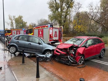 Warszawa: Czołowe zderzenie dwóch aut na Wybrzeżu Helskim. Trzy osoby ranne. Droga zablokowana