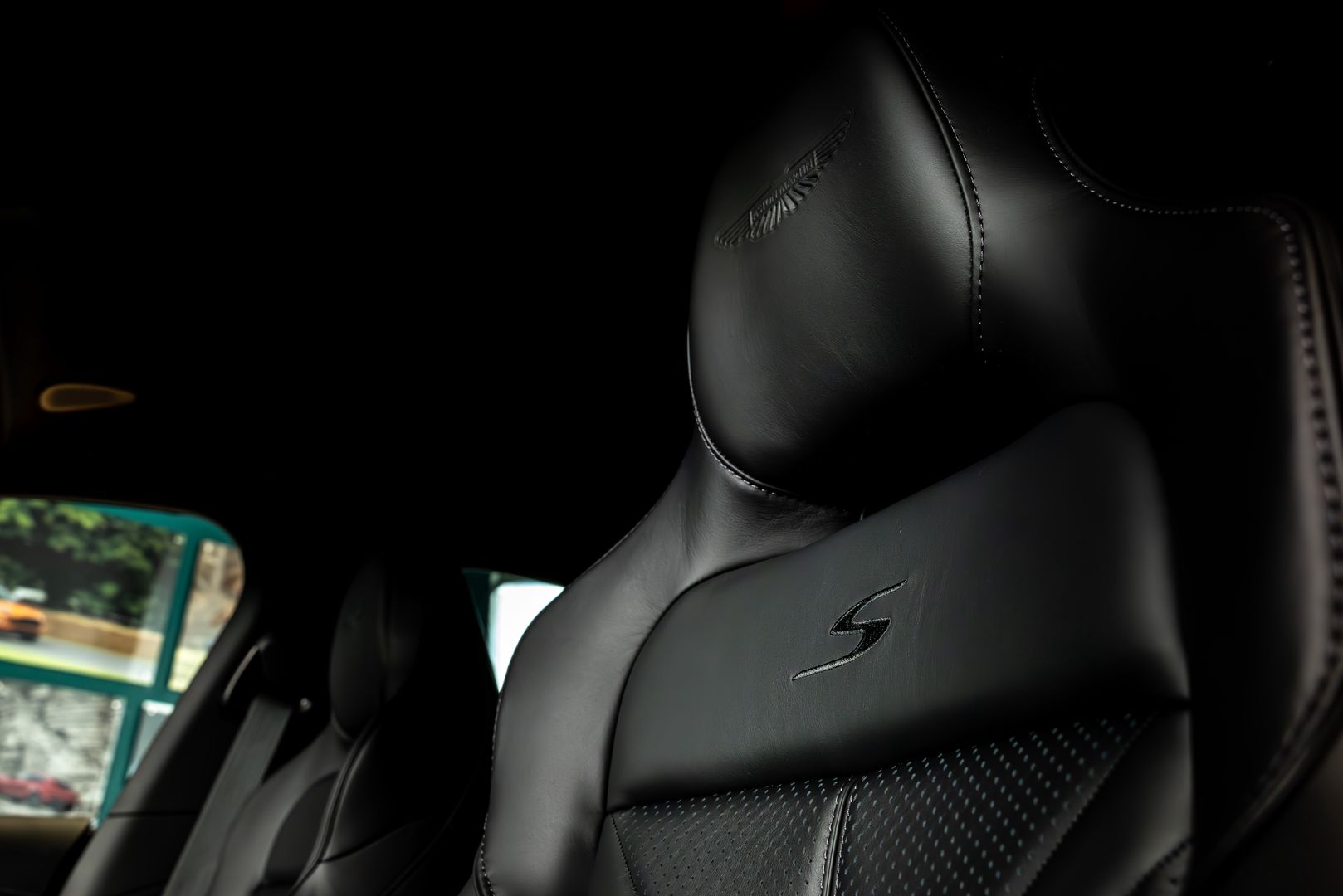 Aston Martin DBX S