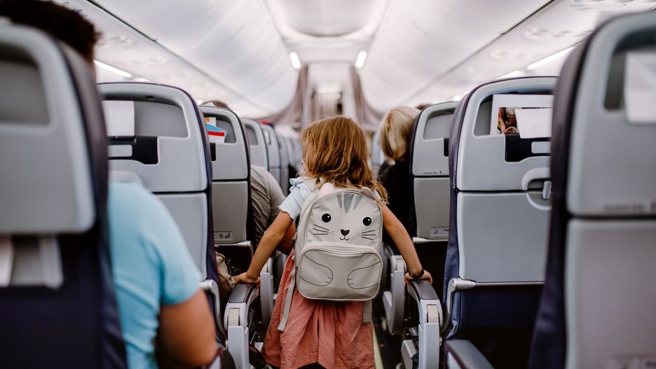 Dzieci w samolocie. Jak pomóc im przetrwać lot?