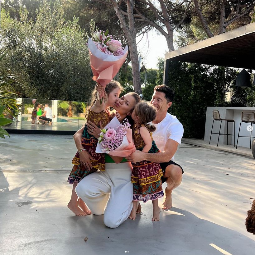 Anna i Robert Lewandowscy z córkami