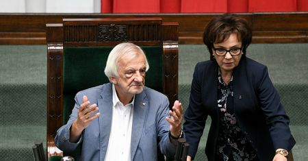 Do pracy samolotem i to za darmo? To żaden problem, gdy jest się posłem