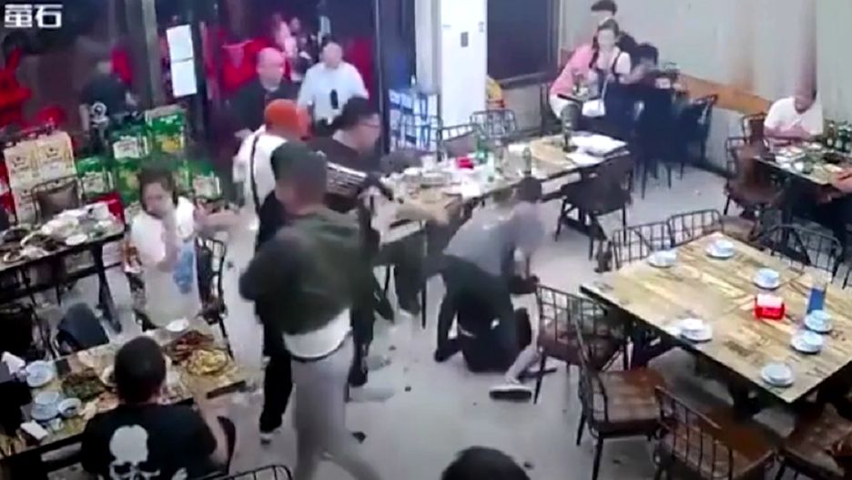 Kadr z nagrania z restauracji w Tangsham, gdzie doszło do brutalnego skatowania 4 kobiet