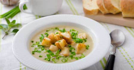 Zupa czosnkowa. Najlepiej smakuje z grzankami