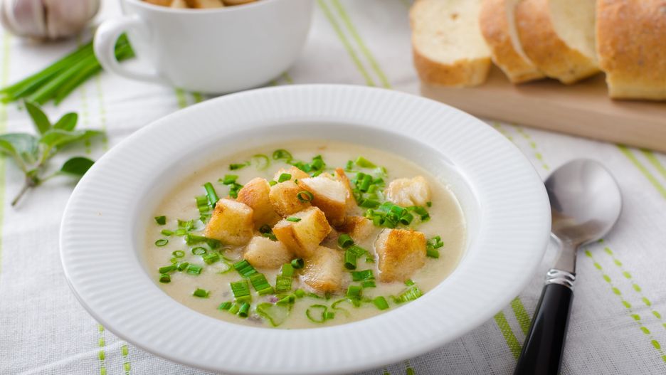 Zupa czosnkowa. Najlepiej smakuje z grzankami