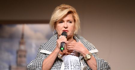 Ewa Kasprzyk pokazała jak farbuje włosy w domu. "Ryzykuję"
