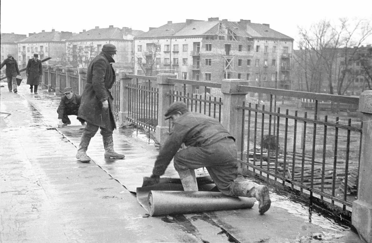 Warszawa. Odbudowa stolicy po wojnie. Układanie nawierzchni dla ruchu pieszego na wiadukcie nad Dworcem Warszawa Gdańska