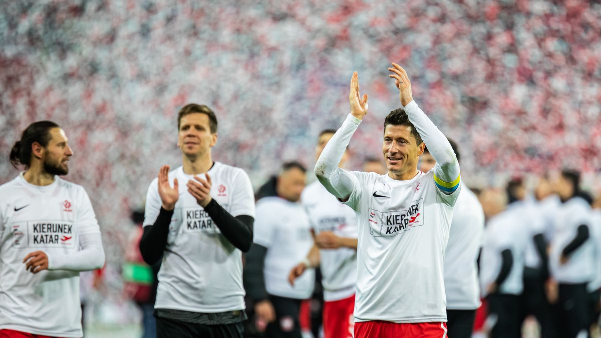 POLAND - 2022/03/29: Robert Lewandowski (R) of Poland claps for fans during the celebration after Poland qualified for the 2022 FIFA World Cup after 2022 FIFA World Cup Qualifier knockout round play-off match between Poland and Sweden at Silesian Stadium in Chorzow, Poland. Poland beat Sweden 2-0. (Photo by Mikolaj Barbanell/SOPA Images/LightRocket via Getty Images)