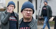 Bartosz Żukowski oddaje się PALENIU PAPIEROSA i spaceruje z paczką wypełnioną słodkościami (ZDJĘCIA)