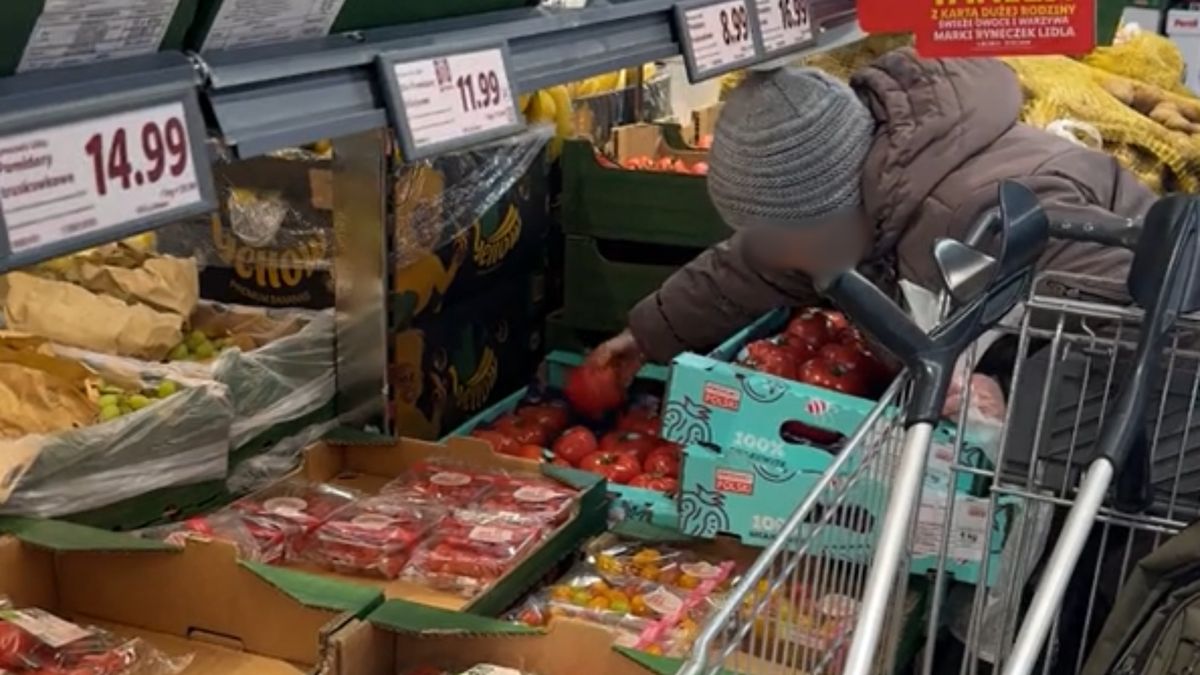 Starsza kobieta nagrana w Lidlu.