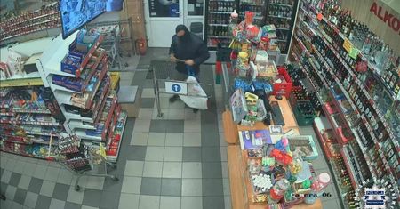 Agresor z siekierą wpadł do sklepu i zażądał pieniędzy