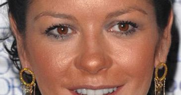 SPALONA twarz Catheriny Zeta-Jones!