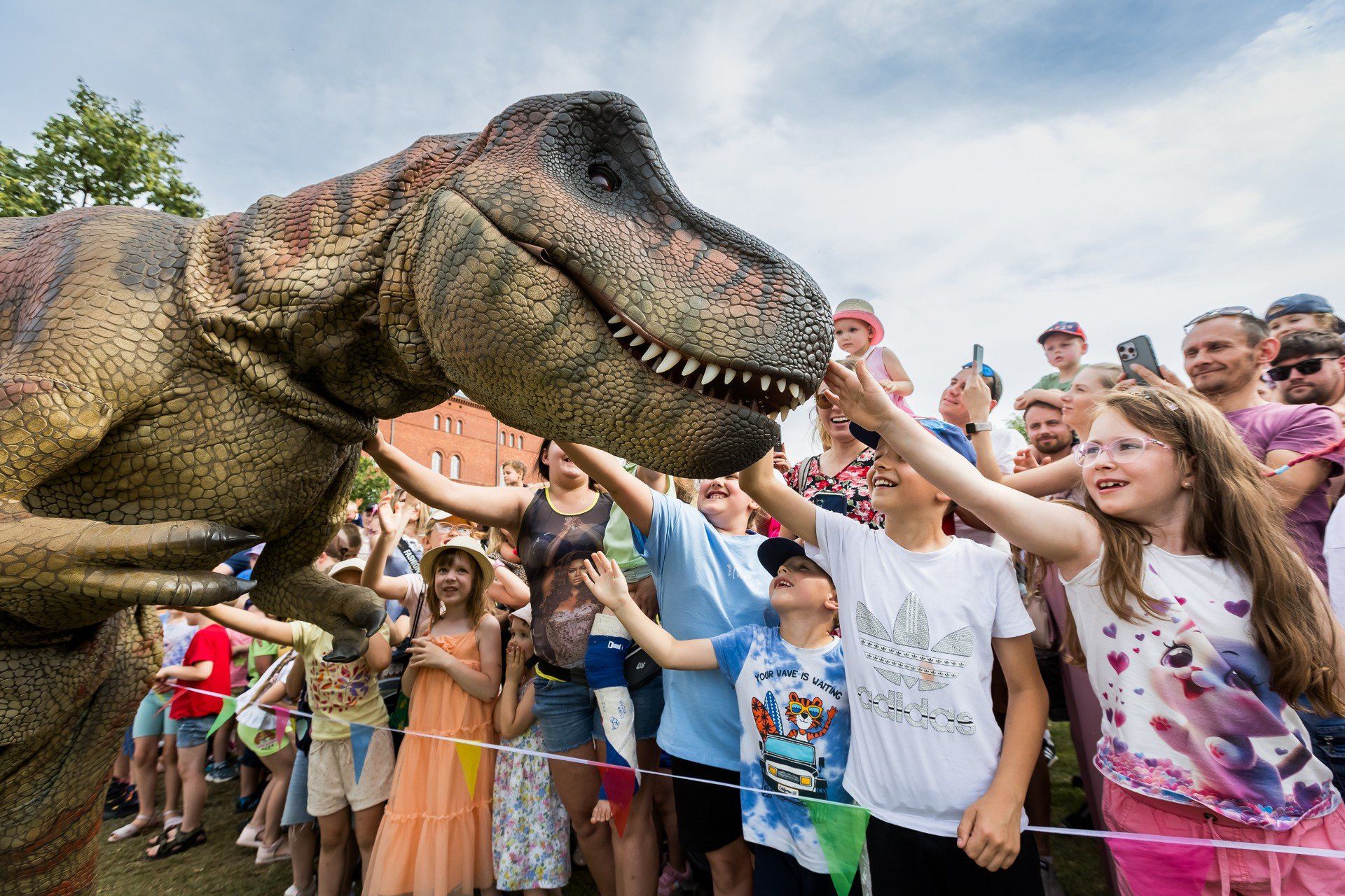 Festiwal Dinozaurów, który odbył się w Bydgoszczy w sobotę (5 lipca), był dla uczestników okazją do odkrywania zapomnianego, prehistorycznego świata. Młodzi poszukiwacze przygód odwiedzili strefę wykopalisk i zapoznali się z gatunkami poszczególnych dinozaurów (w tym popularnego T-Rexa).