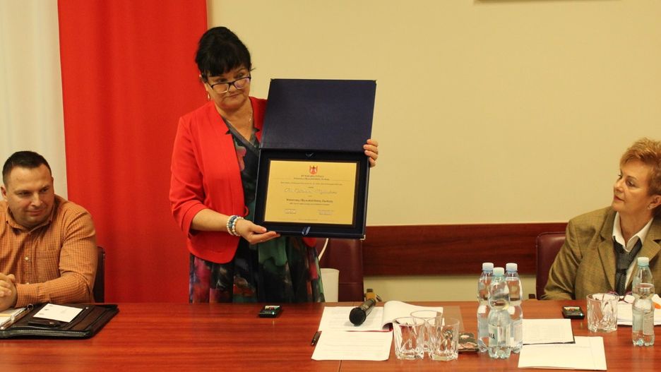 Przewodnicząca Rady Maria Łukasiewicz w środku podkreśliła, że nadając po raz pierwszy tytuł Honorowego Obywatela Gminy Dwikozy Panu Wiesławowi Myśliwskiemu, zapisujemy piękne karty historii naszej gminy.