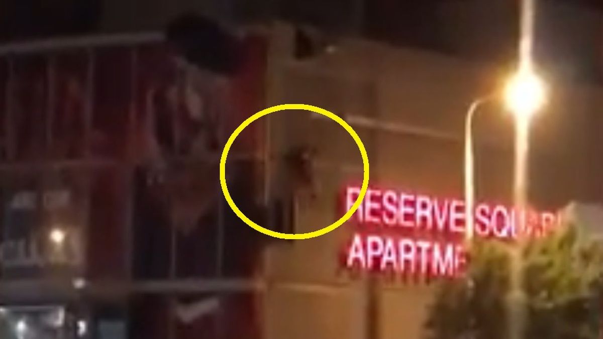 Skakał ze spadochronem