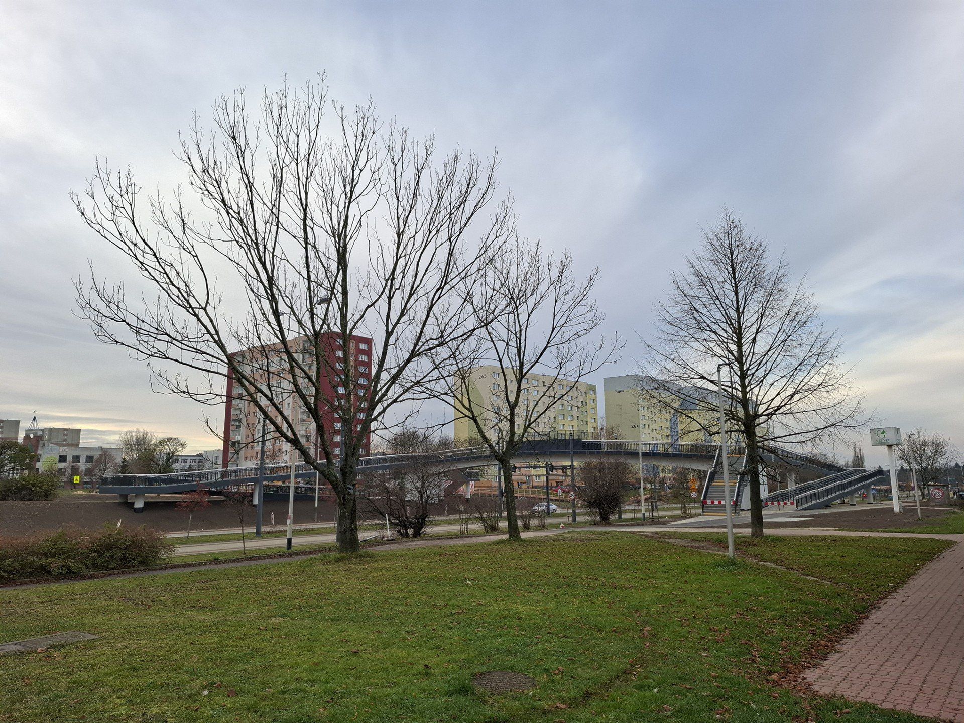 Kładka nad aleją Wyszyńskiego na wysokości Pałacu Młodzieży