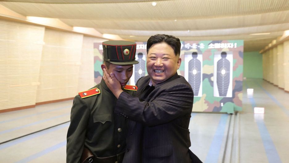 Kim Dzong Un podczas wizyty w Rewolucyjnej Szkole w Mangyongdae