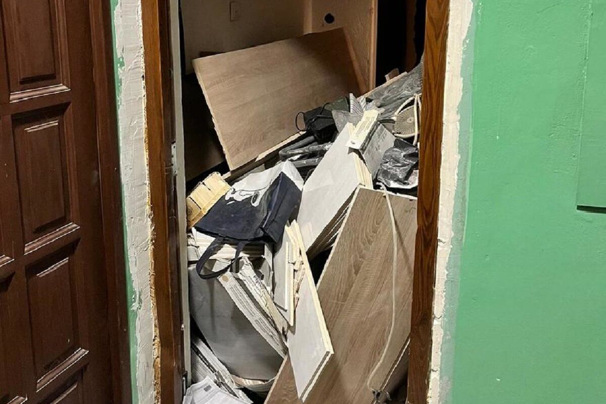 Barykada przed mieszkaniem niebezpiecznego 28-latka