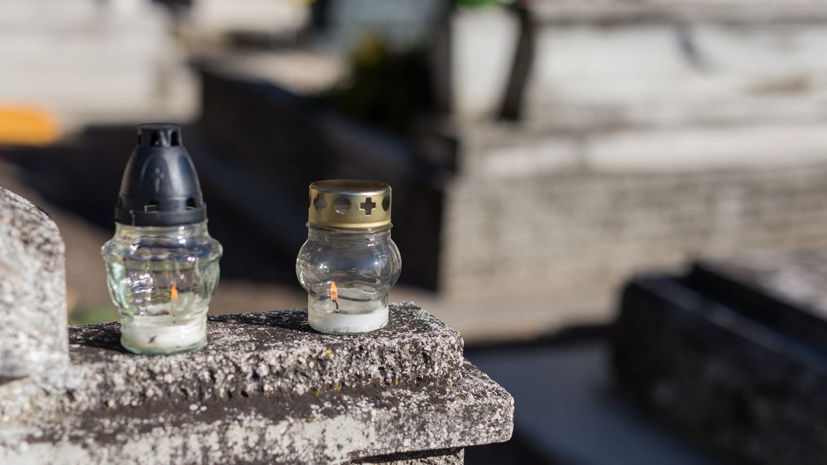 Tombstone and memorial candle
Adél Békefi