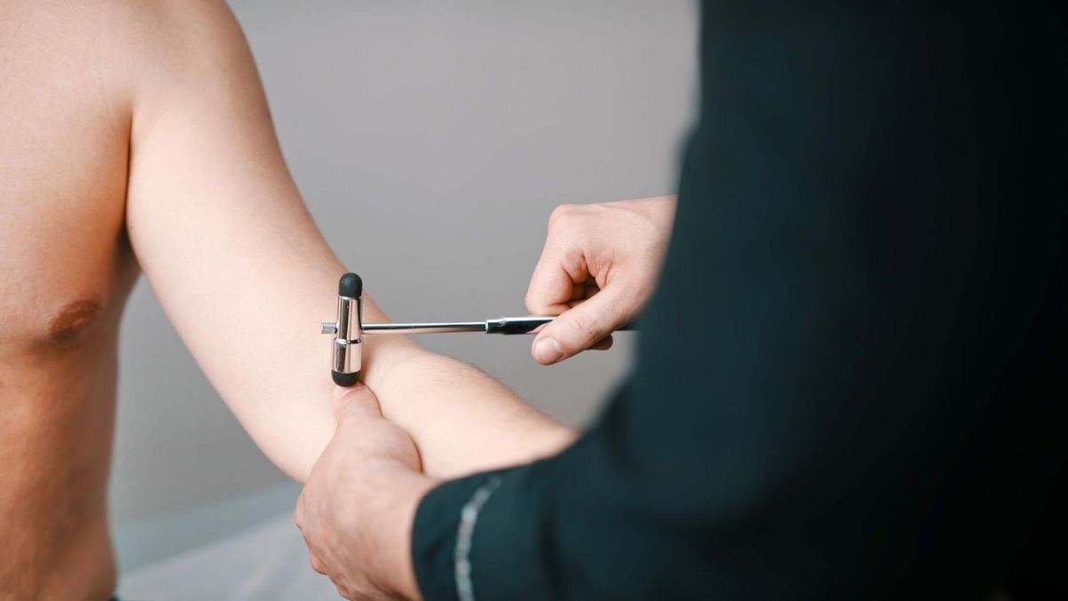 Objaw Chvostka oznacza gwałtowne skurcze mięśni, które pojawiają się po uderzeniu młoteczkiem neurologicznym.