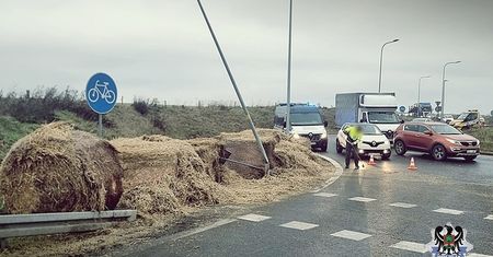 Źle zabezpieczony ładunek. Siano wysypało się na drogę