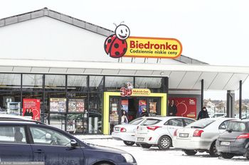 Nowy system na parkingach Biedronki. Oto na czym polega