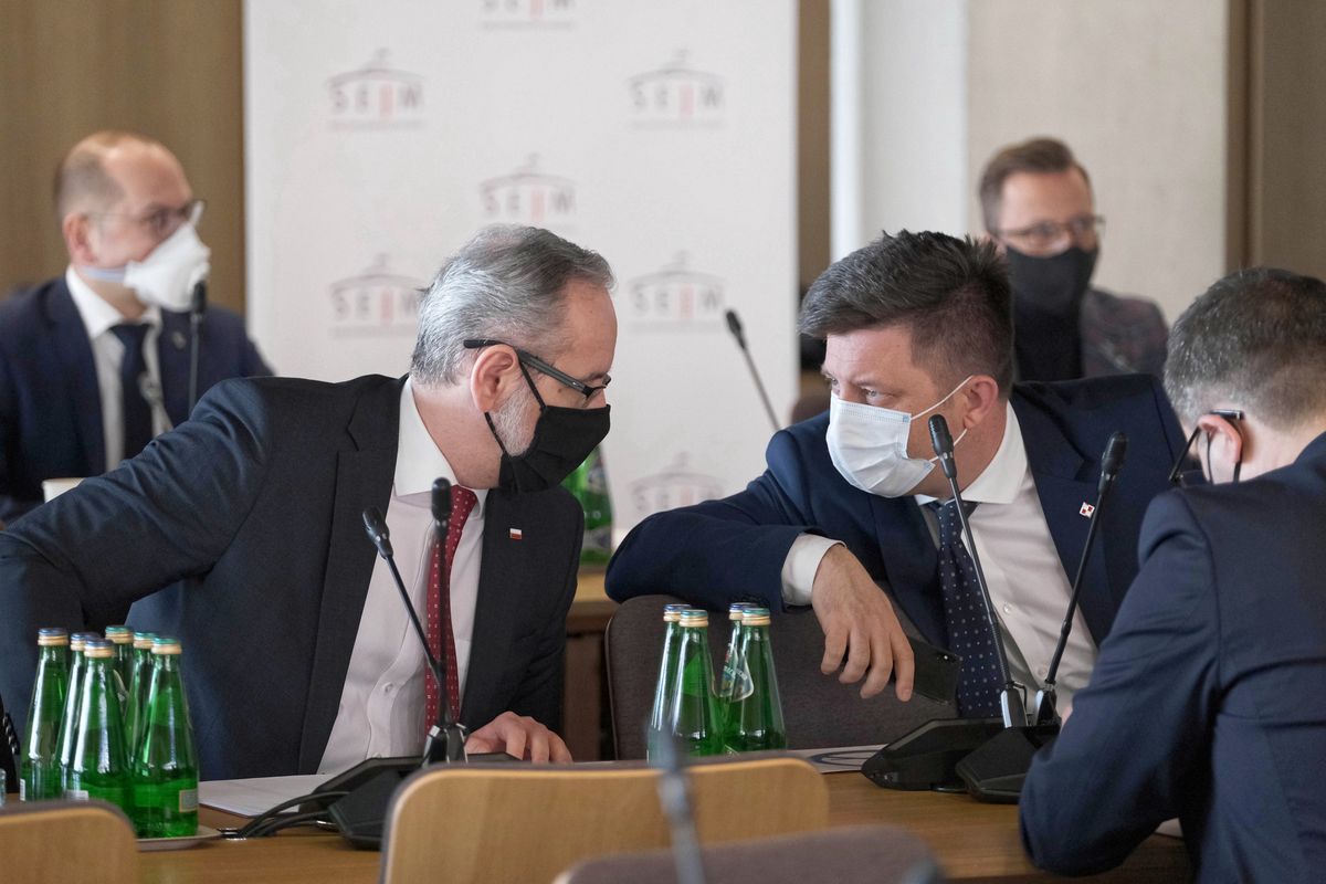 Koronawirus. Minister zdrowia Adam Niedzielski (L) oraz szef KPRM Michał Dworczyk