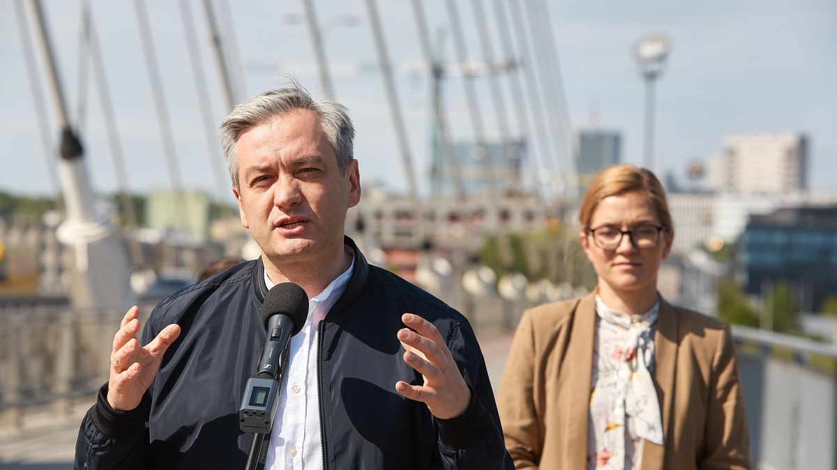 Robert Biedroń proponuje tablet dla każdego dziecka