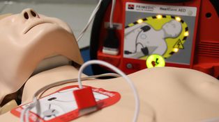 Pracownicy Komendy Miejskiej Policji w Radomiu wzięli udział w szkoleniach z zakresu udzielania pierwszej pomocy i podstaw samoobrony