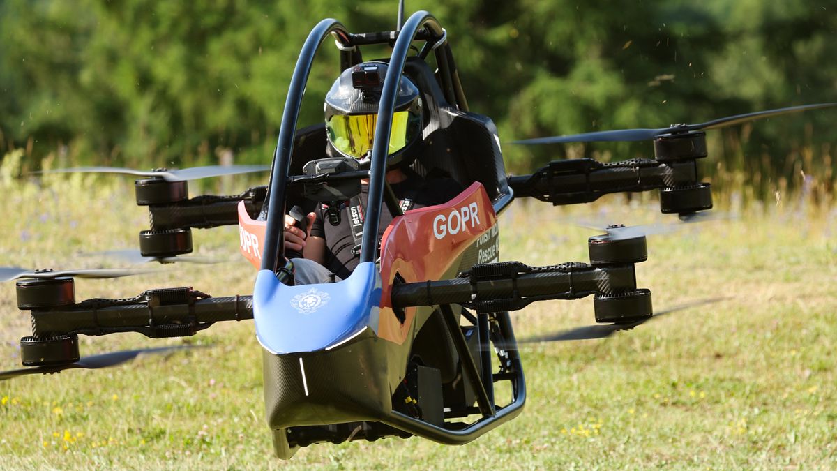 Kluszkowice (pow. nowotarski), 29.06.2025. Pierwsze w Polsce testy innowacyjnego statku powietrznego typu eVTOL ? Jetson ONE w warunkach ratownictwa górskiego, 29 bm. w położonej u podnóży Gorców miejscowości Kluszkowce. Jetson ONE to elektryczny ultralekki, jednoosobowy oktokopter pionowego startu i lądowania (eVTOL) wyprodukowany przez wywodzą się z Polski firmy Jetson. (jm) PAP/Grzegorz Momot