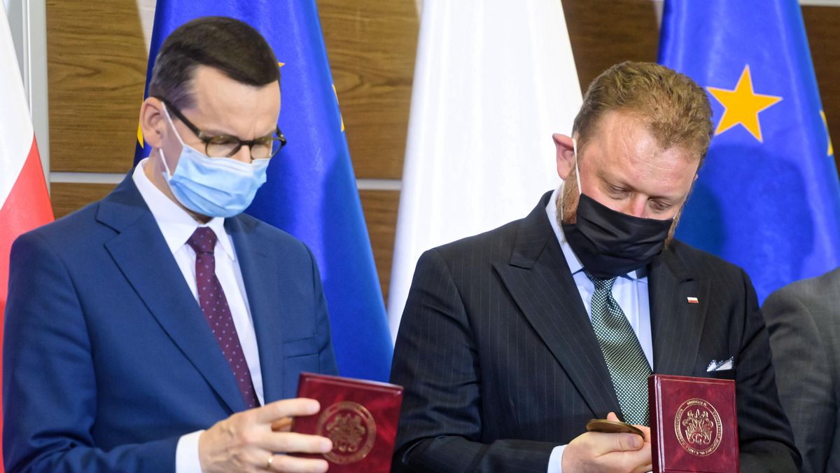 Mateusz Morawiecki �ukasz Szumowski
Pozna�, 23.06.2020. Premier Mateusz Morawiecki (L) i minister zdrowia �ukasz Szumowski (P) podczas spotkania na Uniwersytecie Medycznym im. Karola Marcinkowskiego w Poznaniu, 23 bm. (jk/awol) PAP/Jakub Kaczmarczyk

Jakub Kaczmarczyk
civid-19, coronavirus, epidemia, koronawirus w Polsce, �ukasz Szumowski, maseczka ochronna, maska, Mateusz Morawiecki, pandemia, polityk, polityka, premier, SARS-CoV-2, spotkanie, stan epidemii, uczelnia, Uniwersytet Medyczny, wizyta, Centralny Kliniczny Szpital Kliniczny, centrum medycyny interwencyjnej, dofinansowanie, medycyna interwencyjna, program, wieloletni