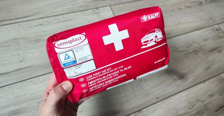 Lidl sprzedaje apteczkę za grosze. Warto mieć ją w samochodzie