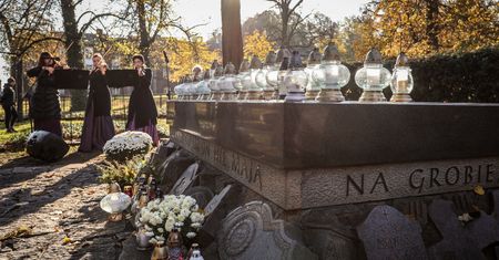 Silny wiatr w Gdańsku. Odwołano modlitwę na cmentarzu