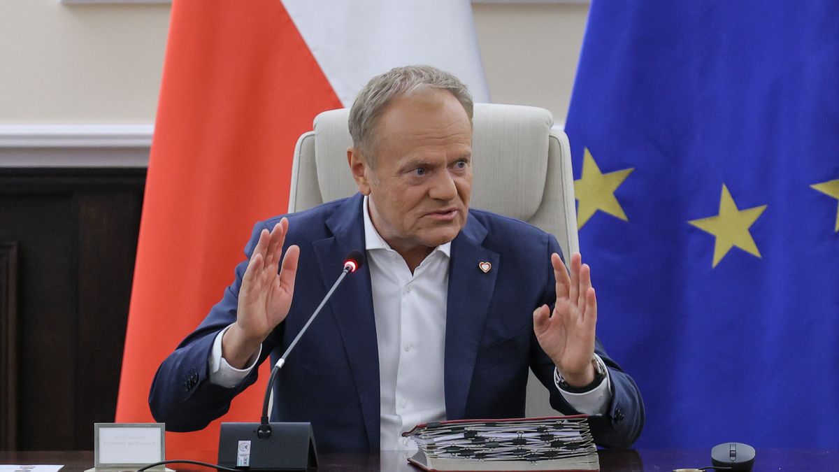 Warszawa, 29.04.2025. Premier Donald Tusk podczas posiedzenia rządu w siedzibie KPRM w Warszawie, 29 bm. Rząd zajmie się m.in. projektem założeń makroekonomicznych na lata 2025-2029. Członkowie Rady Ministrów omówią także projekt sprawozdania z wdrażania planu budżetowo-strukturalnego. (jm) PAP/Rafał Guz