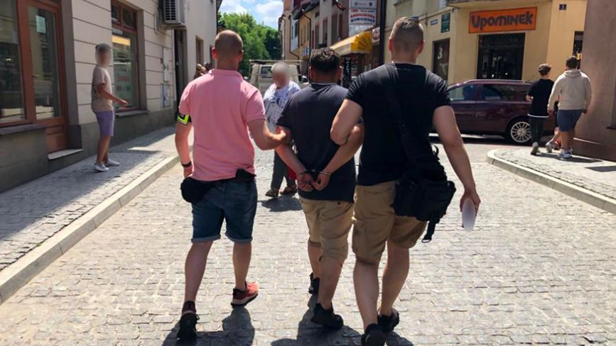 Warszawa. Funkcjonariusze z Mokotowa zatrzymali dwóch mężczyzn z Wadowic, którzy handlowali w sieci komputerami i telefonami. Jednak zamiast towaru klienci dostawali przesyłkę zawierającą cegłę