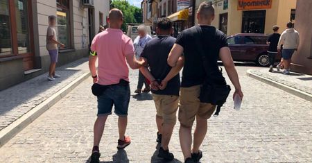 Warszawa. Cegła w cenie laptopa. Sieciowi handlarze-oszuści zatrzymani
