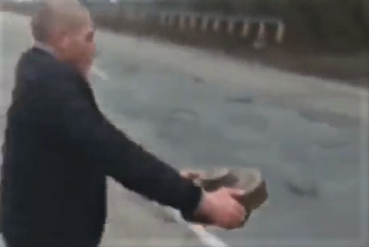 Ukrainiec gołymi rękami przeniósł minę spod mostu. "To jest odwaga"