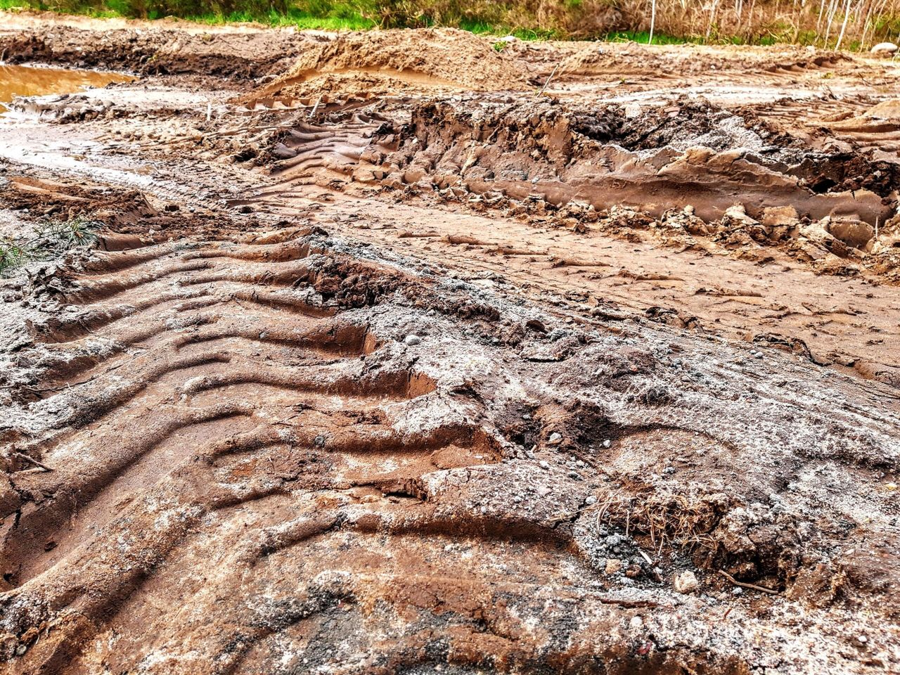 Napęd 4×4 w ciągnikach komunalnych. Kiedy jest konieczny i jak go używać?