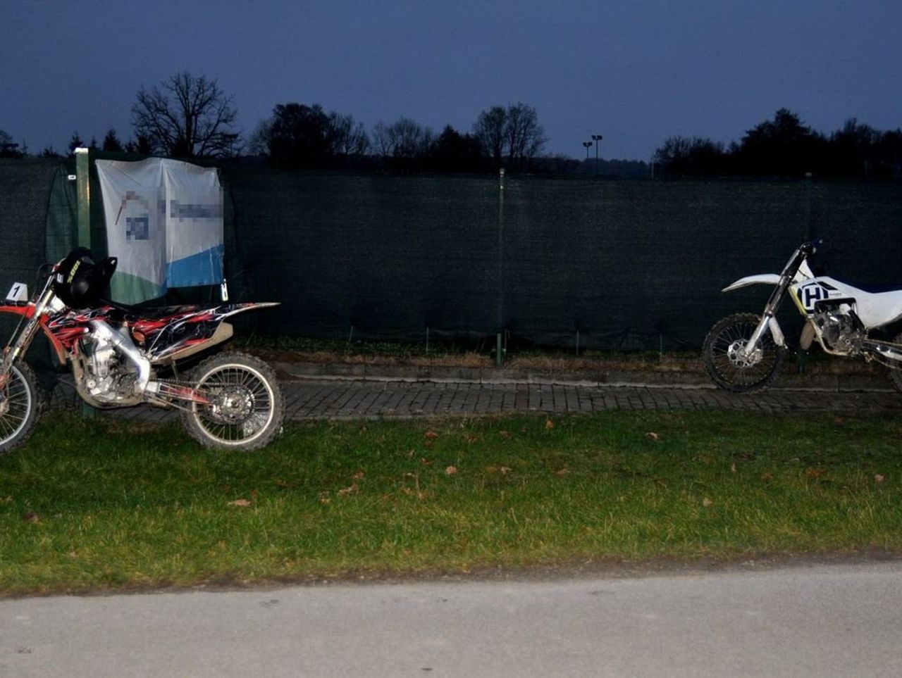 Biłgoraj: Zderzenie dwóch motocykli crossowych prowadzonych przez 15-lataków. Jeden z chłopców został ranny