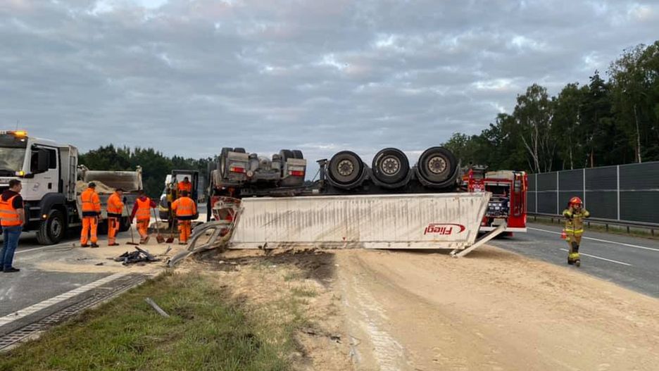 Gliwice. Z przewróconej naczepy wysypało się na drogę 20 ton piasku.