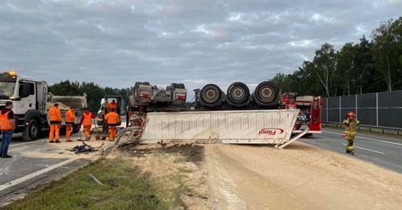 Wypadek na A1. Dachował TIR. Tony piasku na autostradzie, gigantyczne utrudnienia