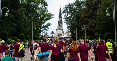 Sprawdziła, ile płacą za pielgrzymkę. Kwota nie jest mała