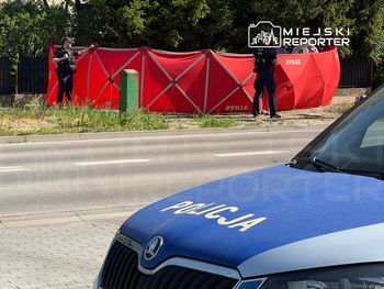 Mężczyzna zastrzelił się na środku chodnika na Bemowie. Nie żyje 83-latek